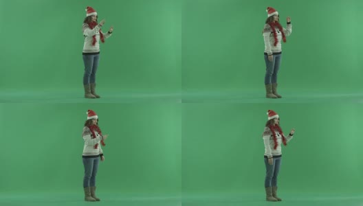 严肃的年轻女子戴着圣诞帽使用虚拟屏幕，背景色键高清在线视频素材下载