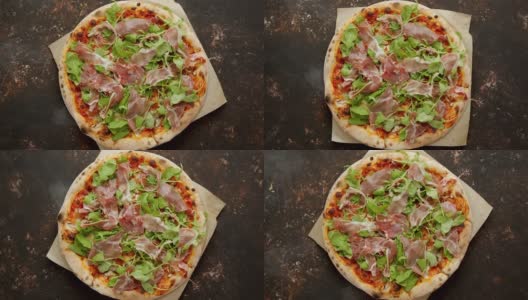 美味的披萨配上意大利熏火腿、帕尔玛火腿、芝麻菜沙拉和芝麻菜高清在线视频素材下载