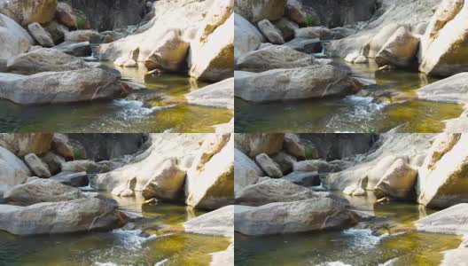 清澈的水在岩石河在山上近距离流动。湍急的水流从热带瀑布倾泻到山河。热带雨林中的野生自然高清在线视频素材下载