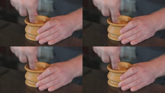 一个男人用他的手在研钵里煮胡椒高清在线视频素材下载