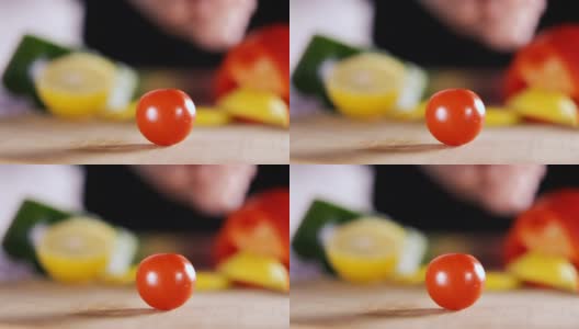 在新鲜蔬菜中切红番茄。蔬菜表——前高清在线视频素材下载