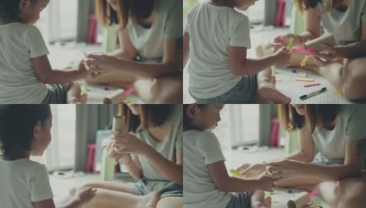 年轻的亚洲母亲和儿子用纸工艺品制作玩具高清在线视频素材下载