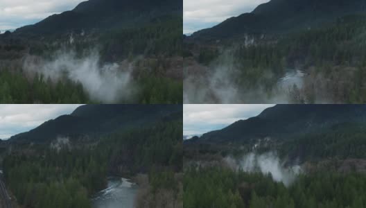 雾在河流，铁路和公路在斯科米什国家森林-无人机拍摄高清在线视频素材下载