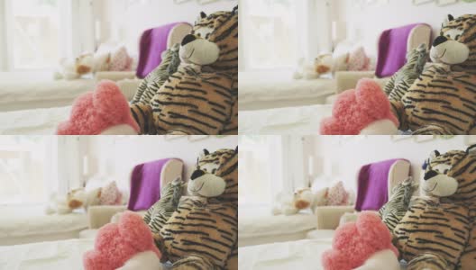 泰迪熊是任何小女孩房间的必备物品高清在线视频素材下载