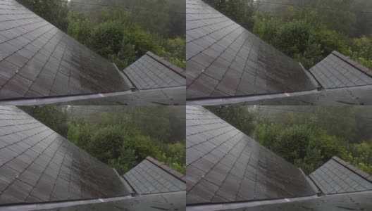 雨猛烈地打在屋顶上高清在线视频素材下载