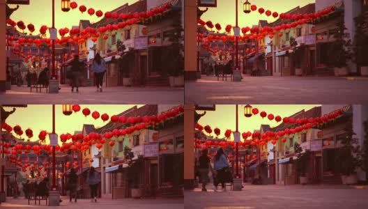 中国日落时，游客们在红灯笼下行走高清在线视频素材下载