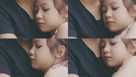 脸近4K可爱的5岁亚洲女孩在妈妈抱着哭的悲伤显示美丽的脸表达情感。是父母用爱呵护孩子。高清在线视频素材下载