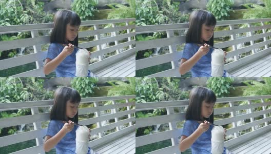 亚洲女孩在咖啡店喝奶昔高清在线视频素材下载