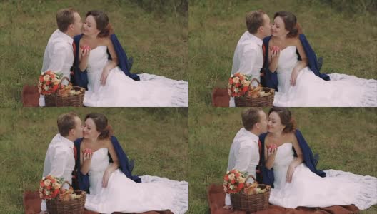 快乐的年轻夫妇在秋天的公园野餐高清在线视频素材下载