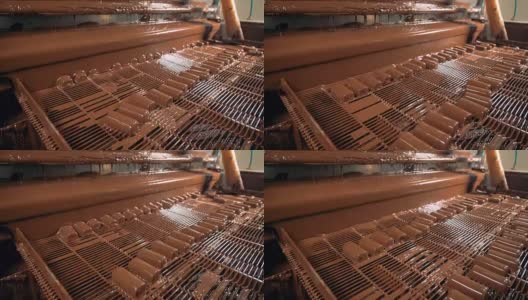 在糖果工厂的工作生产线上的广角视图。高清在线视频素材下载