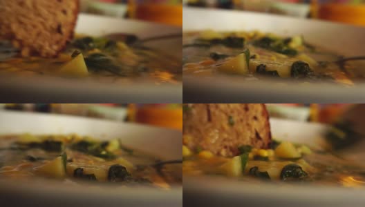 蘸面包汤土豆晚餐甜玉米特写高清在线视频素材下载