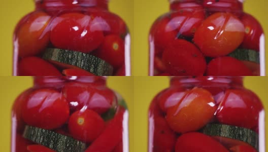 装有美味的罐装西红柿、西葫芦和红辣椒的玻璃罐高清在线视频素材下载