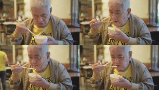 一个老人在中国餐馆吃饭。高清在线视频素材下载