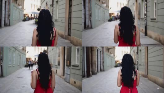 美丽的女孩拿着手机在街上-慢镜头高清在线视频素材下载