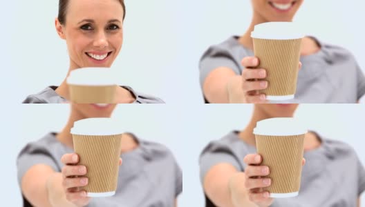 拿着一杯咖啡的女人高清在线视频素材下载