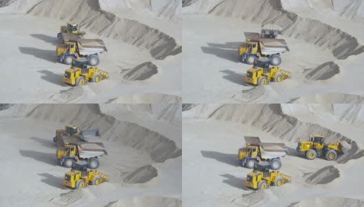 2016年10月15日，俄罗斯萨马拉。挖掘机在采石场装载卡车上的石头高清在线视频素材下载