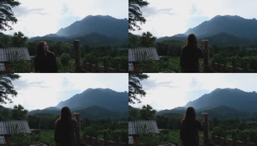 一个女旅行者的后视图在看一个美丽的山景高清在线视频素材下载