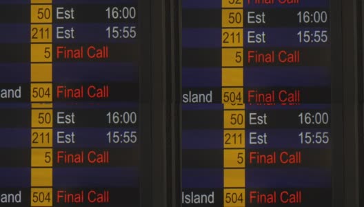 亚洲国际机场内部信息牌上的航班状况和时间高清在线视频素材下载