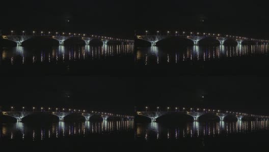 满月从桥上升起。俄罗斯萨拉托夫和恩格斯之间的公路桥。伏尔加河。夜晚的车灯和街灯。4 k,超高清高清在线视频素材下载