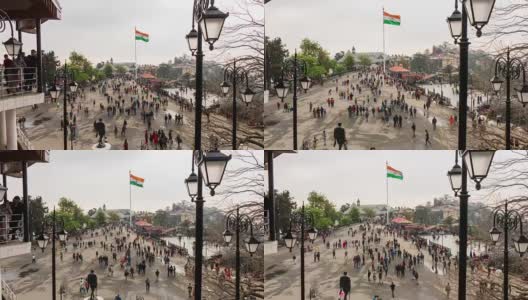 照片拍摄于印度喜马偕尔邦首府西姆拉的中心地带，一群人在山脊路上行走高清在线视频素材下载