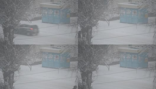 城市下雪，偶尔有汽车驶过高清在线视频素材下载