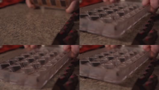 糖果面包师从模具中取出硬化的巧克力高清在线视频素材下载