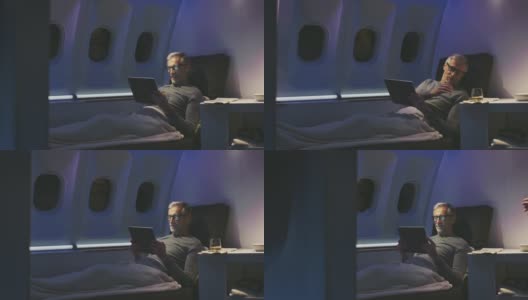 男性在飞机上使用平板电脑高清在线视频素材下载