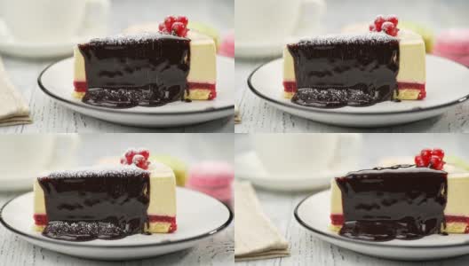 巧克力红醋栗芝士蛋糕上撒糖粉。滑块,UHD高清在线视频素材下载
