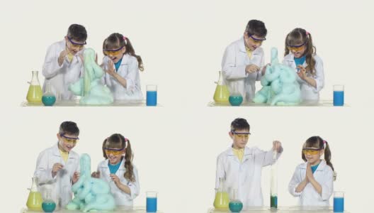 两个可爱的化学家孩子做有趣和成功的实验与蓝色泡沫孤立在白色背景高清在线视频素材下载