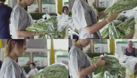 年轻女子在新鲜市场买菜高清在线视频素材下载