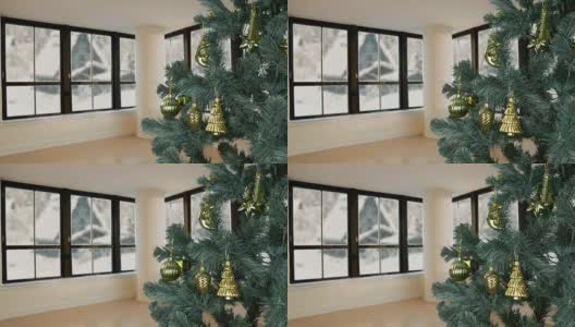 房子客厅平安夜庆祝圣诞节。圣诞节前夕。绿色冷杉树与金色装饰。生活方式概念新年。没有人。高清在线视频素材下载