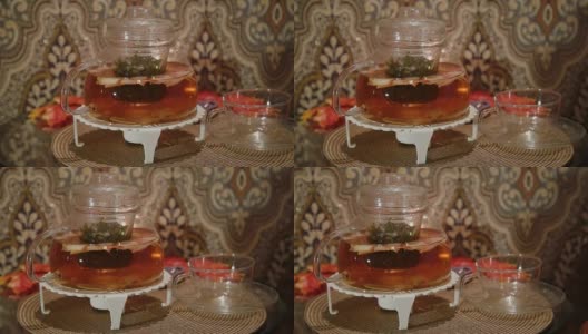 桌上有一个放着热茶的玻璃茶壶高清在线视频素材下载