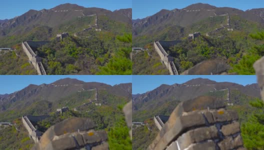 慢动作定格镜头拍摄的中国长城，在山的一侧上升在一个开始的下降。摄像头向下移动。高清在线视频素材下载