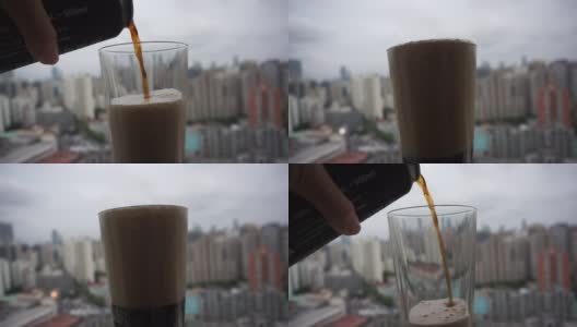 中国晒黑女孩在大城市的摩天大楼上倒泡沫啤酒。酒吧和餐馆重新开张，上海高清在线视频素材下载