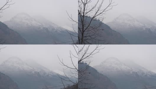 在印度喜马偕尔邦的马纳利，冬季积雪覆盖的山峰。在冬天被雪覆盖的山高清在线视频素材下载