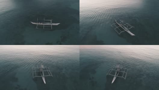 航拍无人机的观点停泊在海湾与清澈和蓝绿色的水在日落。船在热带泻湖。热带景观。El Nido，巴拉望岛，菲律宾。高清在线视频素材下载