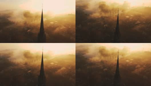 镜头倾斜，显示一个十字架在一个基督教教堂的顶部被雾覆盖高清在线视频素材下载