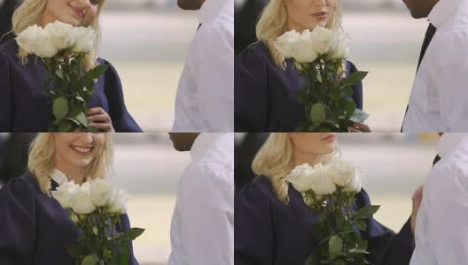 男子在大学毕业典礼上用鲜花祝贺女友高清在线视频素材下载
