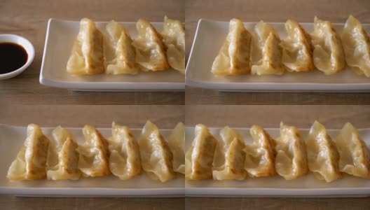 日式煎饺或加酱油的饺子小吃高清在线视频素材下载
