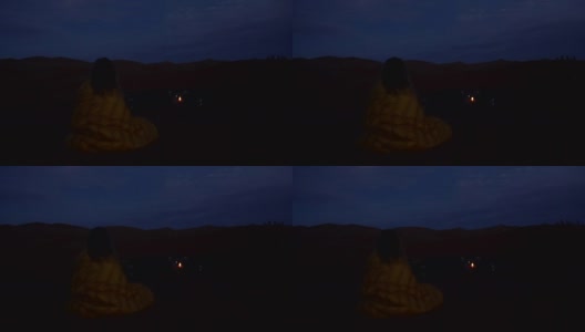 欣赏沙漠的日落。寒冷的晚上。满月高清在线视频素材下载