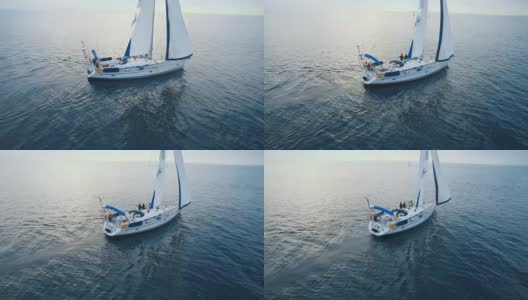 无人机拍摄的白天海上的一艘帆船。高清在线视频素材下载