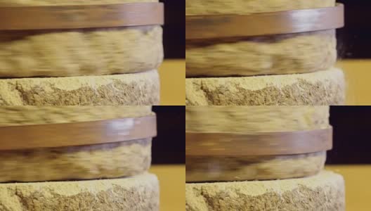磨盘磨小麦的特写镜头高清在线视频素材下载