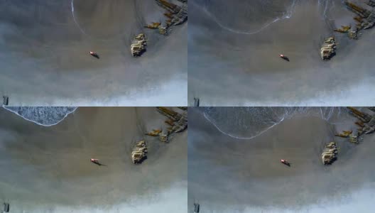 空中平滑波浪卷在海滩上瑜伽姿势的女孩Figure高清在线视频素材下载