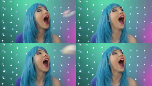 蓝色头发的女孩吃美味的棉花糖高清在线视频素材下载