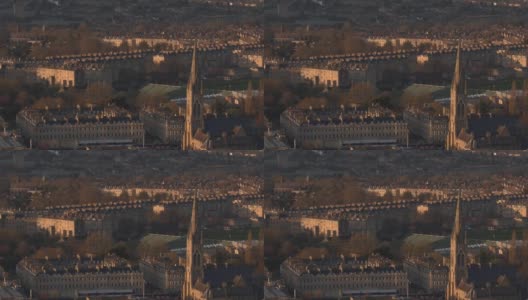 日落的城市风景圣约翰福音教堂在历史中心的罗马城市巴斯在英国的背景与一排排乔治时代的房子高清在线视频素材下载