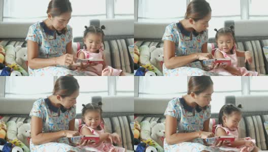 亚洲宝宝和妈妈一起玩和看书高清在线视频素材下载
