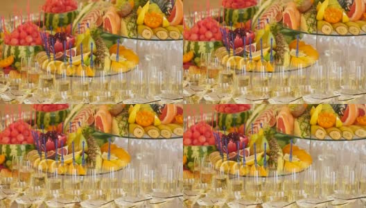 婚礼自助餐桌上各种新鲜水果。水果和浆果婚礼餐桌装饰。自助餐接待，果酒，香槟。婚礼装饰桌子高清在线视频素材下载