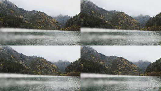 中国九寨沟的五彩湖，瀑布，森林，山脉高清在线视频素材下载