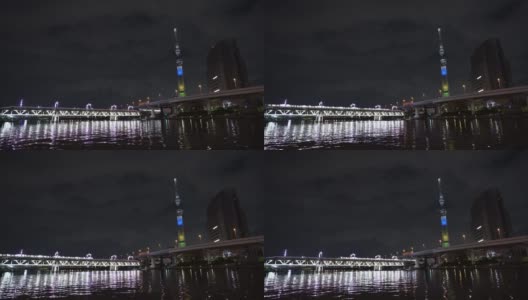 夜间，日本东京，桥上的火车正在穿过隅田河高清在线视频素材下载