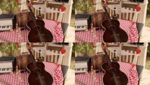 传统的婚礼装饰用手风琴和吉他高清在线视频素材下载